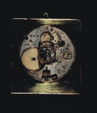 Wisior z elementami zegarka, 1973 r. Mosidz, stal nierdzewna, kucie, polerowanie, collage, wymiary: 5,1 x 5,4 x 0,4 cm.
