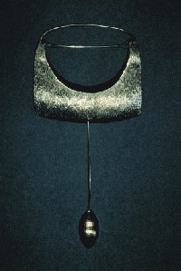 Naszyjnik z wisiorem, 1970 r. Mosidz, kucie, fakturowanie, wymiary 13,5 x 20 cm.