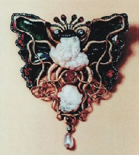 Brosza w formie motyla, pery barokowe, emalia, zoto, rubiny, brylanty, secesja, ok. 1900.