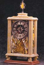 Fot. 9. Boris Sierow, zegar - Smoczy ogrd, 2001, bursztyn, srebro, zoto, ko mamucia, maho, kryszta, wys. 210 mm, sygnatura.