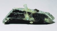 Fot. 4. Charakterystyczne dla zoa w Szerlowej Grze i Adun-Chilonie skupienie kwarcu dymnego i berylu, ktre przecina kwarc w poprzek. Wielko krysztau kwarcu 9 x 5 cm. Z kolekcji M. odziskiego