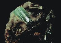 Fot. 6. Akwamaryny o barwie jasnoniebieskiej wystpuj najliczniej w zou w Szerlowej Grze. Wielko krysztau 2,5 x 1 cm. Z kolekcji M. odziskiego